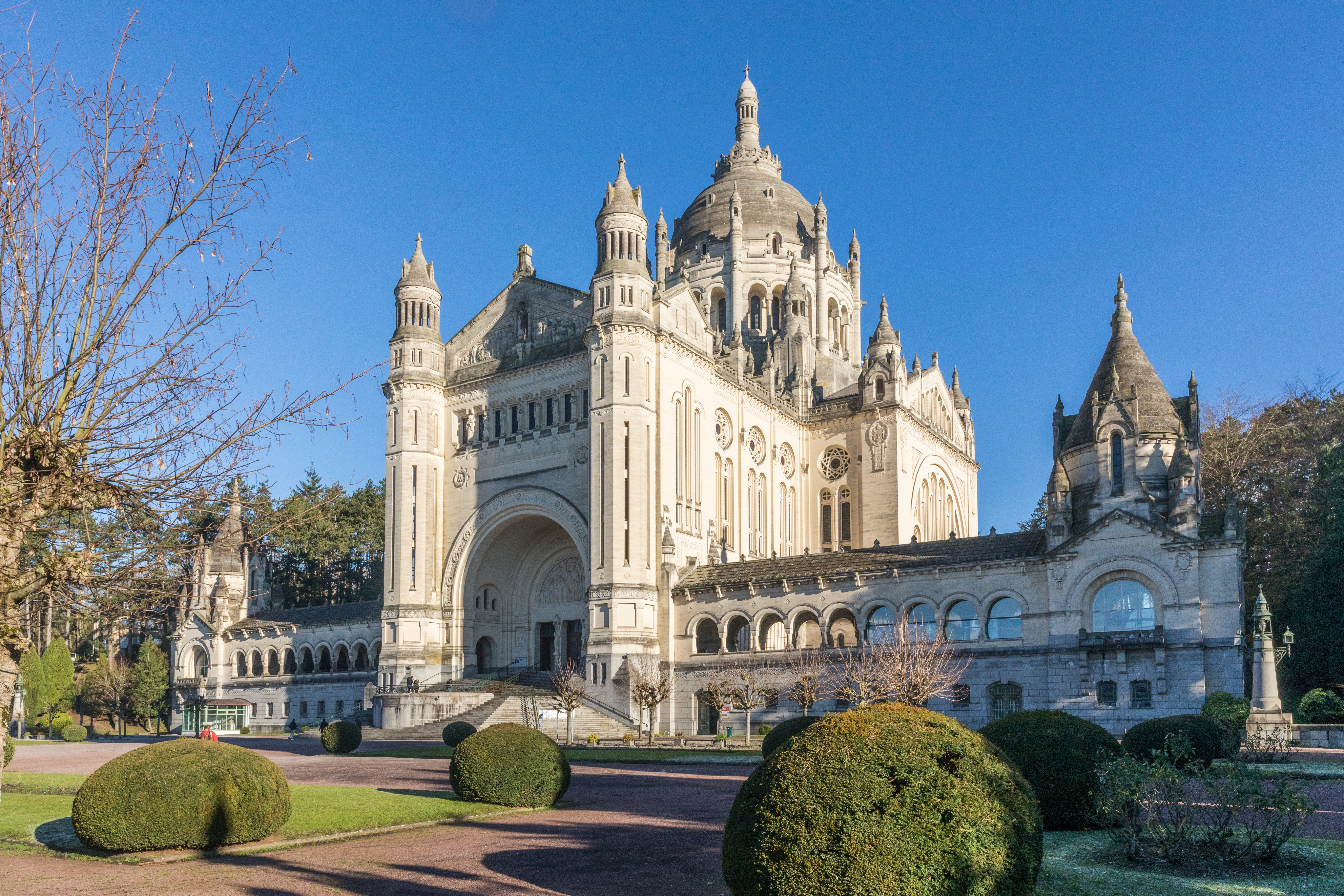 https://edonet.ng/wp-content/uploads/2026/10/Basilique_Sainte-ThC3A9rC3A8se_de_Lisieux-2876.jpg
